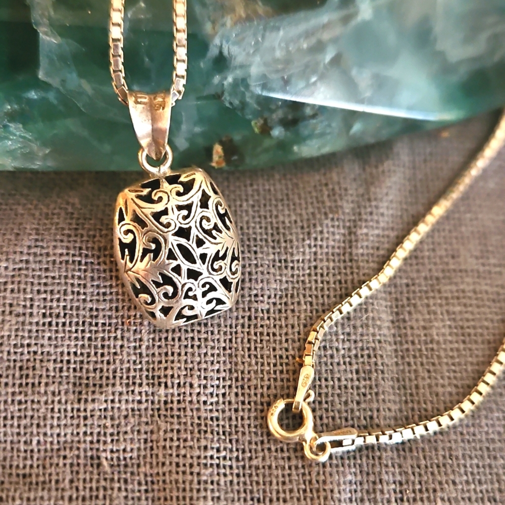 Sterling silver filigree pendant and box chain beautiful! 16"